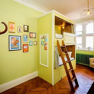 https://mrs-potts-hostel.cardiffhotelswales.com